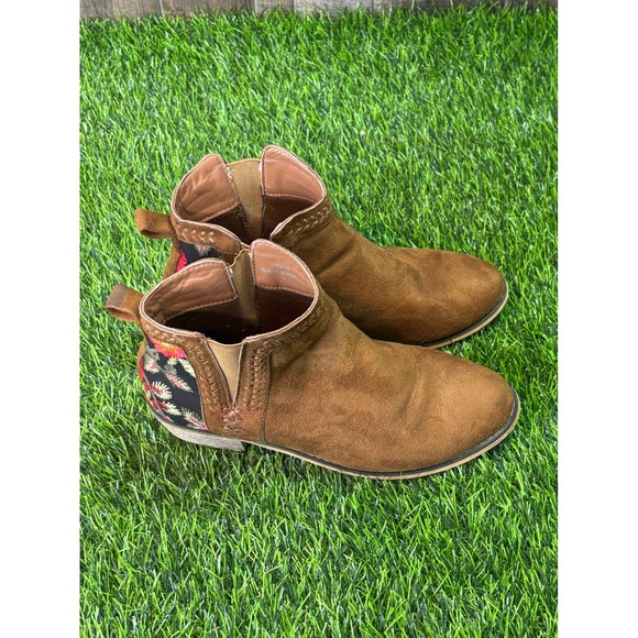 Tiara Los Angeles Womens Brown Faux Suede Embroidered Floral Ankle Boots - Picture 2 of 9